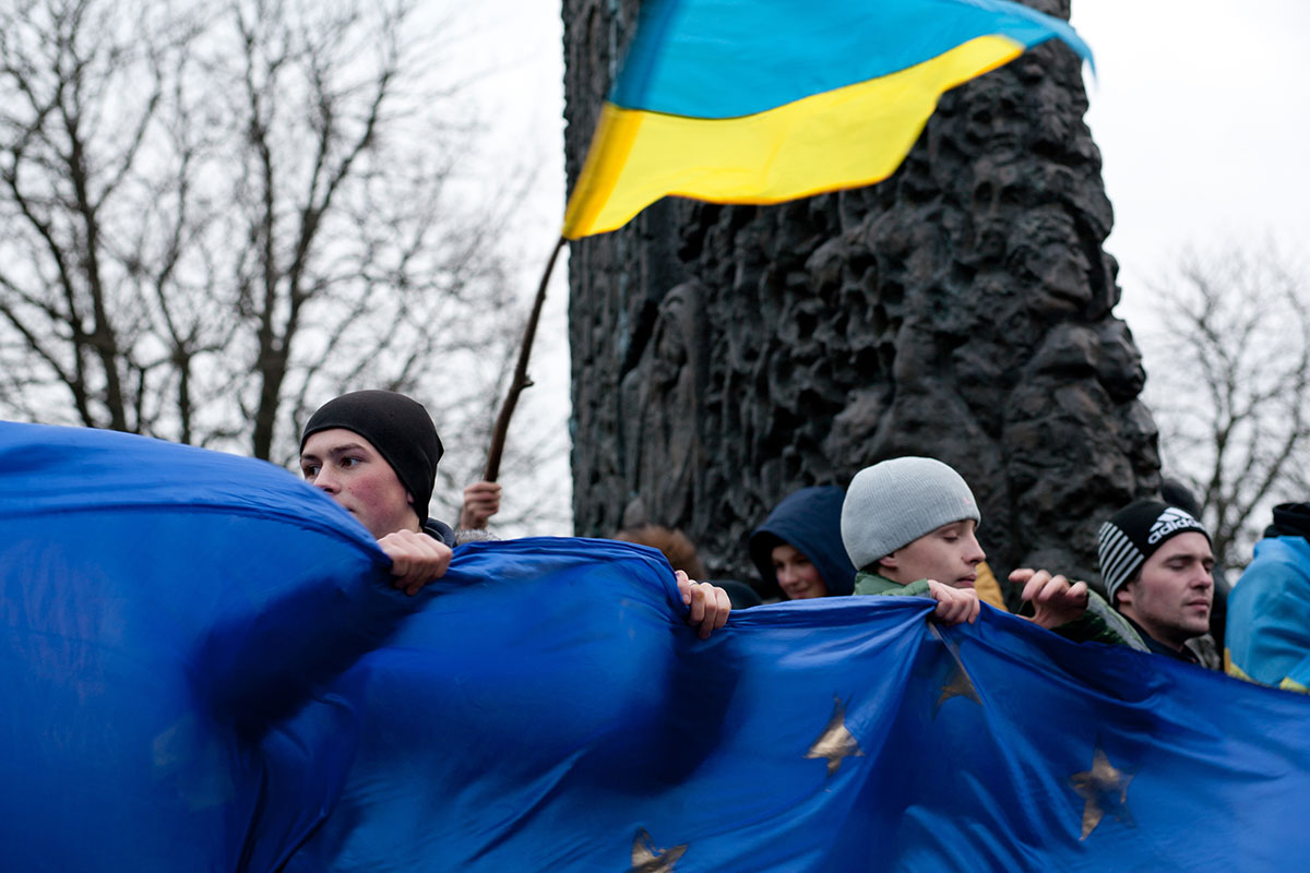 Ukrainan ja Eu:n lippuja kannattelevat nuoret