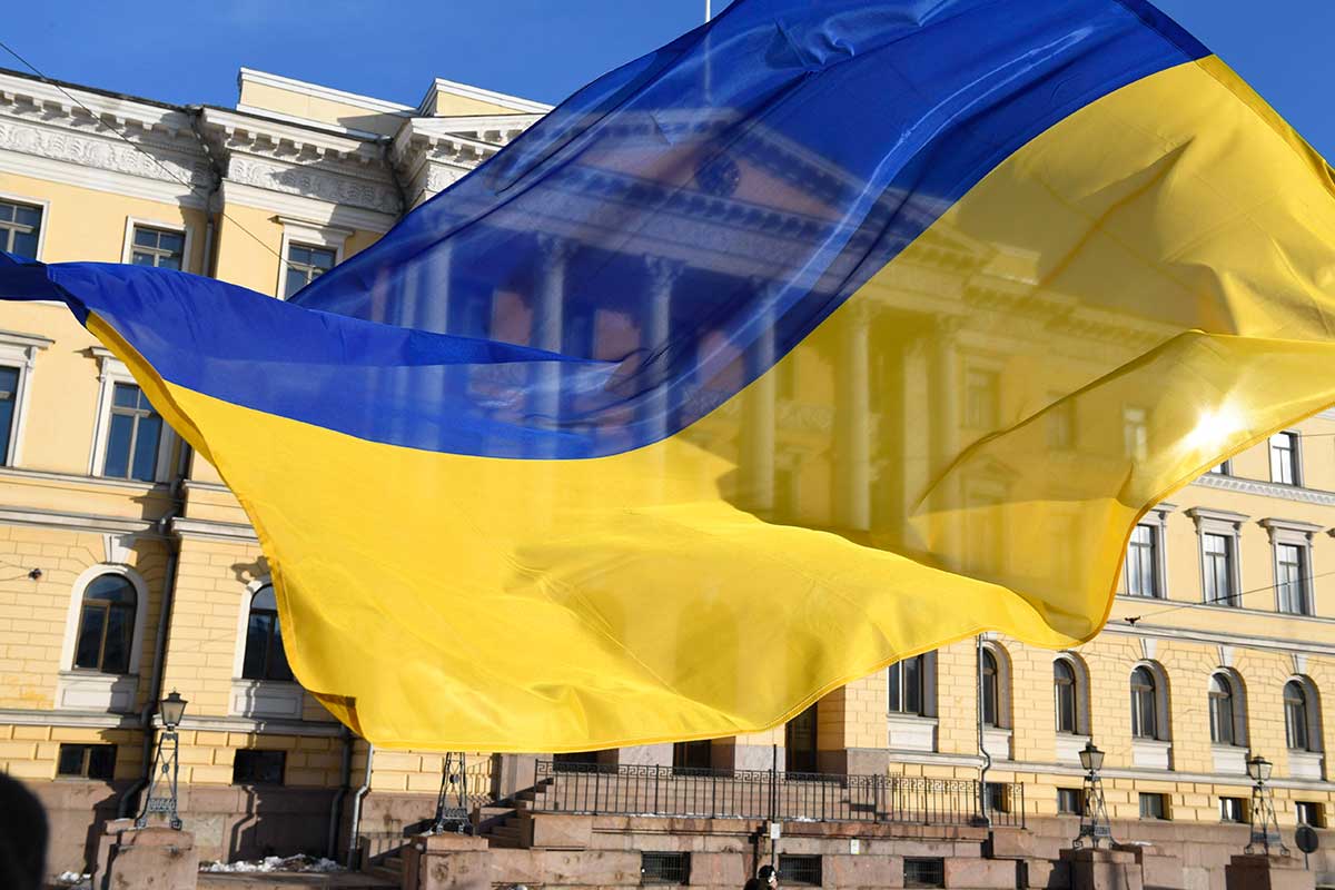 Ukrainan lippu valtioneuvoston edessä