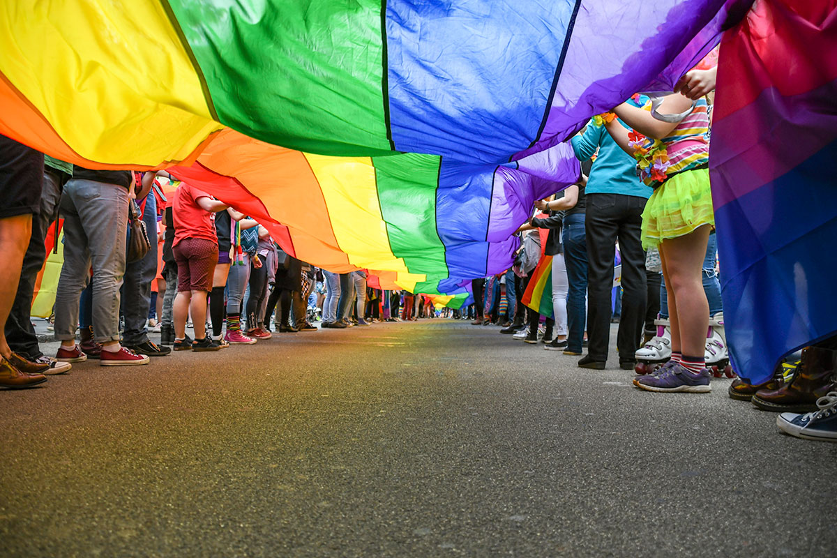 ihmisten jakoja pride-lippukulkueessa