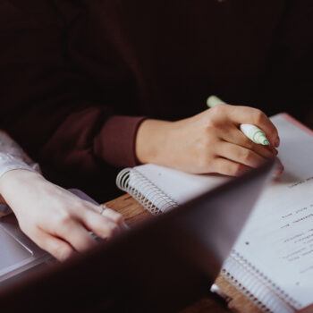 Hallitus lakkauttaa aikuiskoulutustuen – mitä ihmettä?