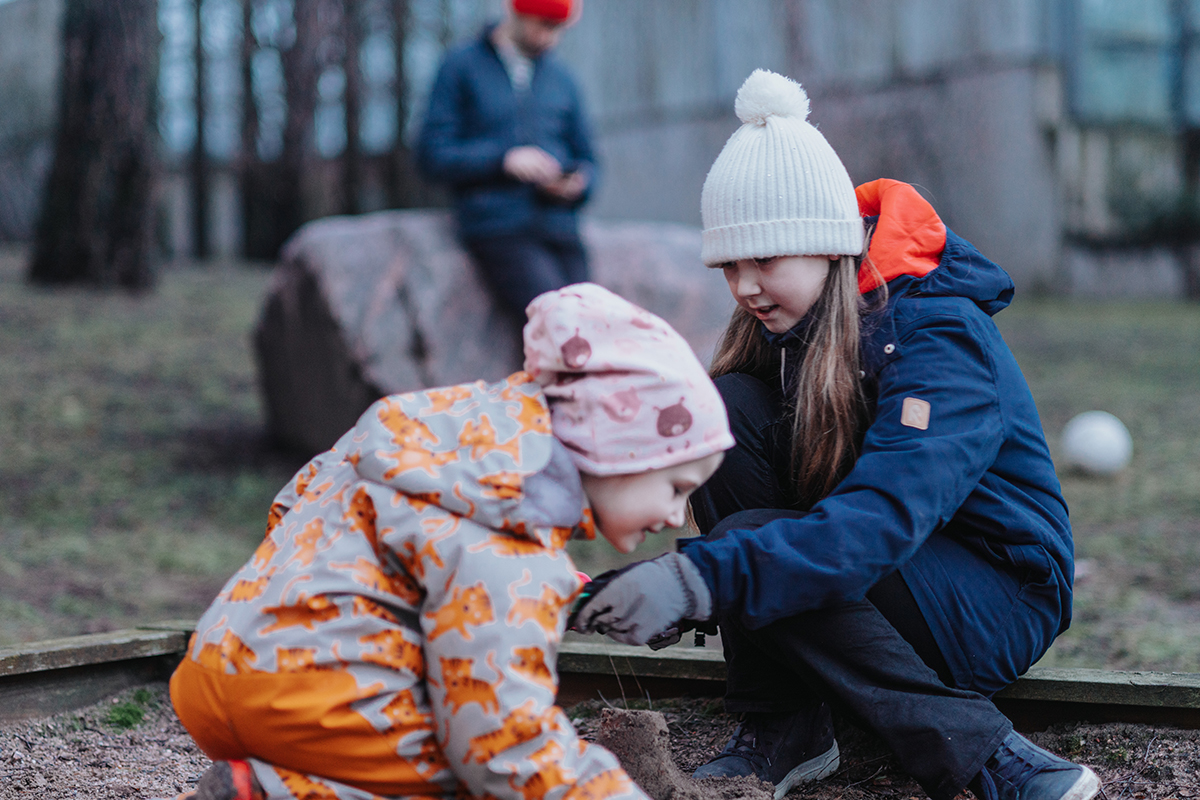 lapsia hiekkalaatikolla