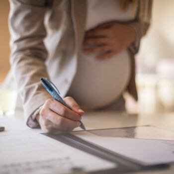 Diskrimineringen på grund av graviditet och familjeledighet minskar inte genom att man försvagar anställningsskyddet